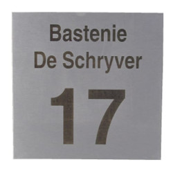 Naam & nummergravure op inoxplaatje 18x18 gebrand (inox black) Naam & nummergravure op inoxplaatje 18x18 gebrand (inox black)