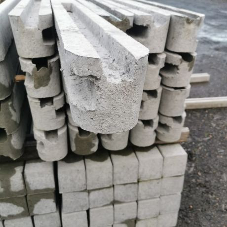 Betonnen hoekpaal 300cm met gleuf 240x3,5cm